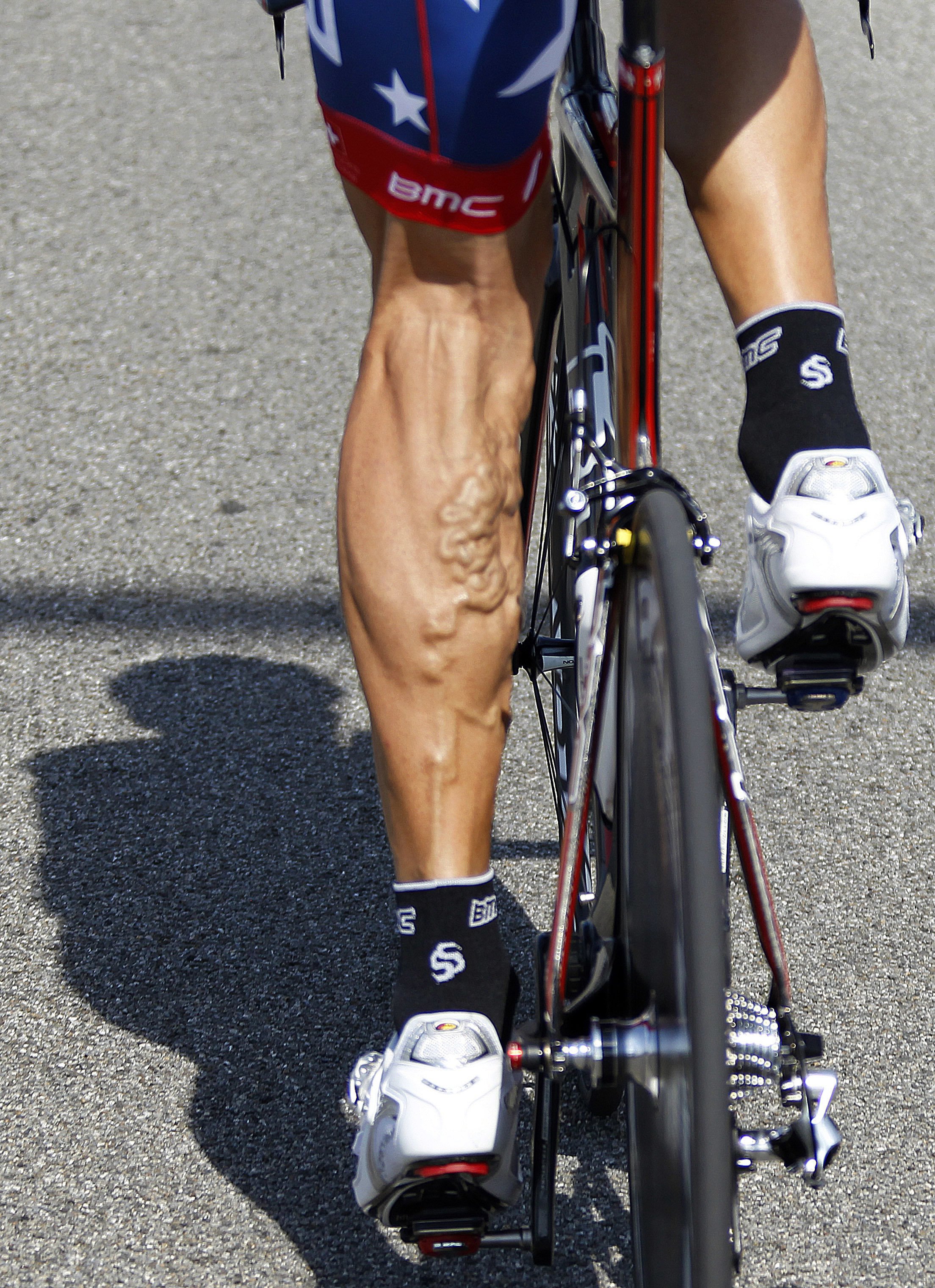 На велосипеде качаются мышцы. Тур де Франс ноги гонщика. Ноги велосипедистов тур де Франс.