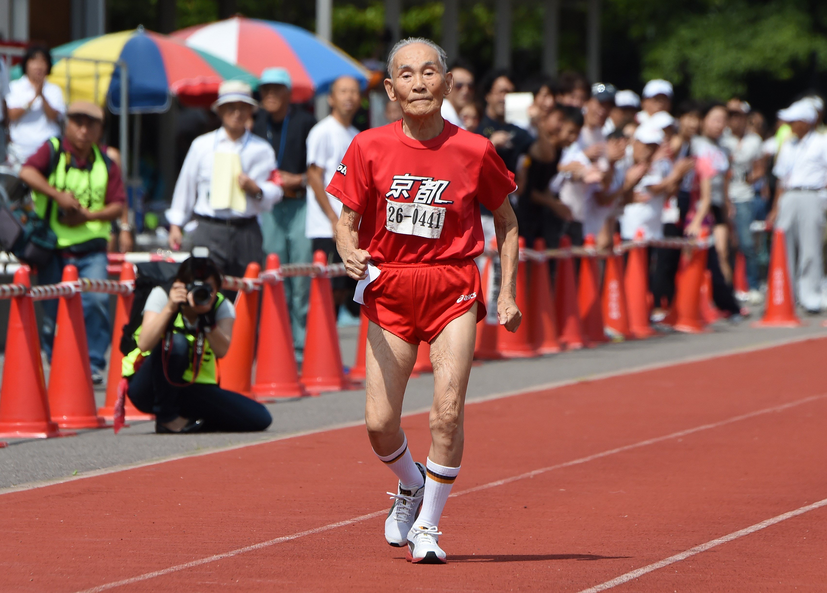 Рекорд забега. Хидекичи Миядзаки. Хидекичи Миядзаки рекорд. Бег в Японии. Пожилой марафонец.