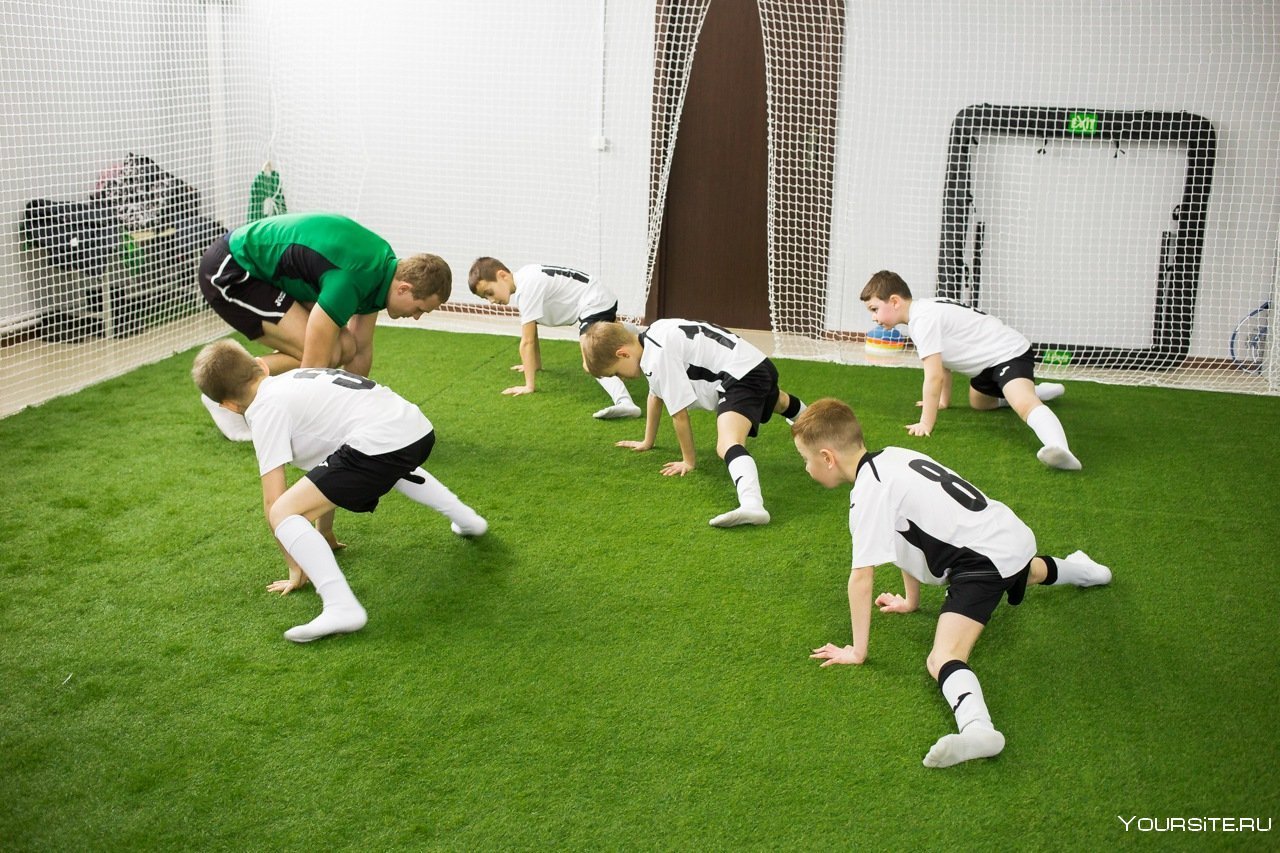 Футбол учит играть. Футбол тренировка. Занятия футболом. Дети тренируются футбол. Футболисты тренируются.