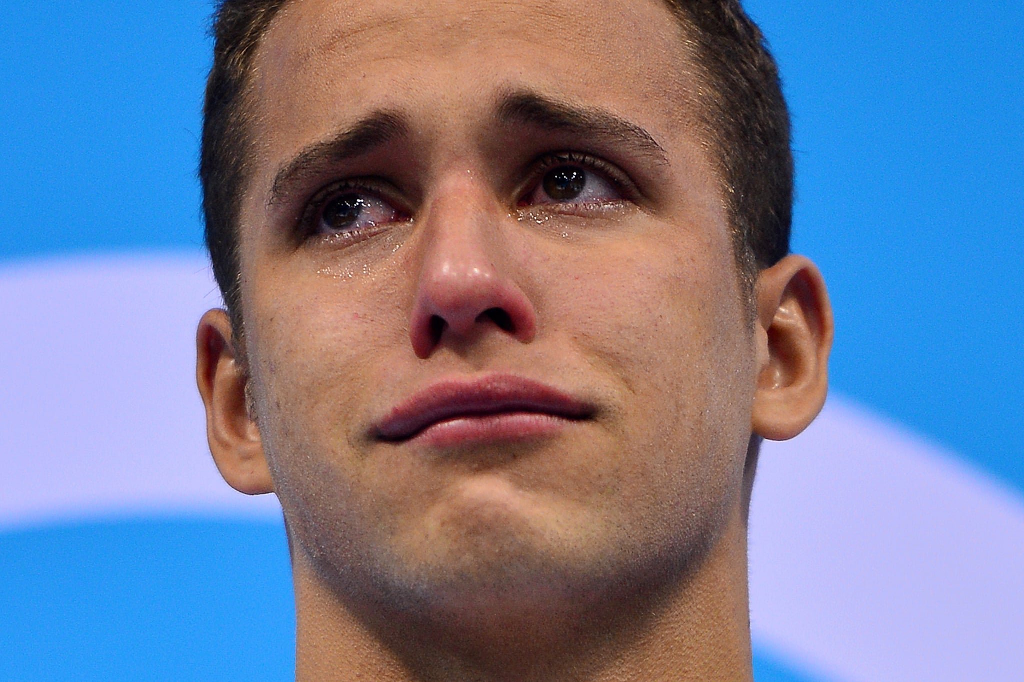 Проигравший спортсмен. Чад Ле Кло пловец. Плачущие спортсмены. Грустный спортсмен. Спортсмен плачет.