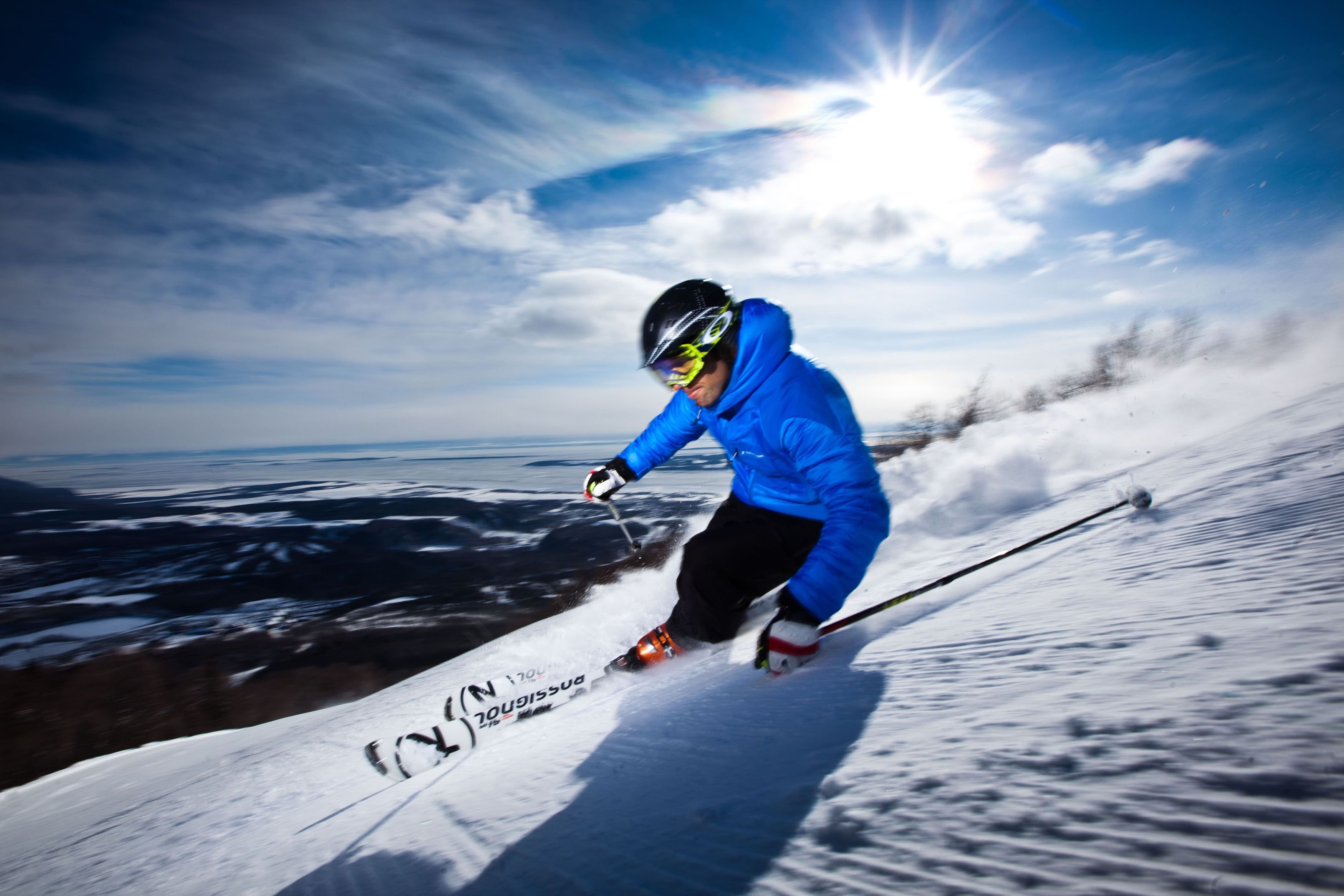 Great skiing. Горнолыжник на склоне. Скоростные лыжи. Скоростной спуск горнолыжный спорт. Даунхилл лыжи.