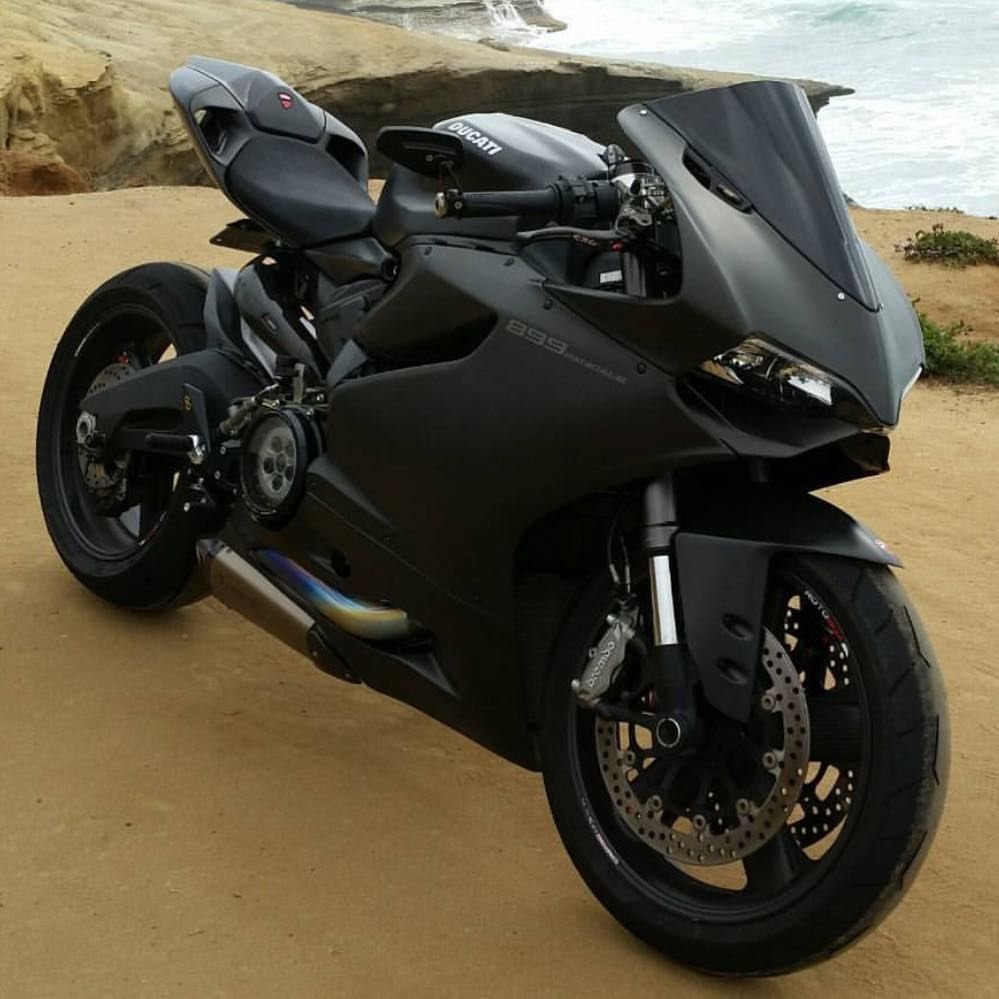 Спортивный черный матовый мотоцикл