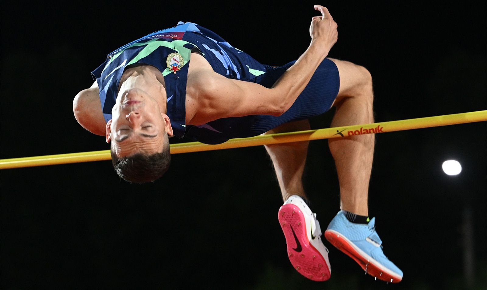 Спортсмен выступающий с шестом. Легкая атлетика прыжки в высоту Иванюк. Иванюк прыгун в высоту.