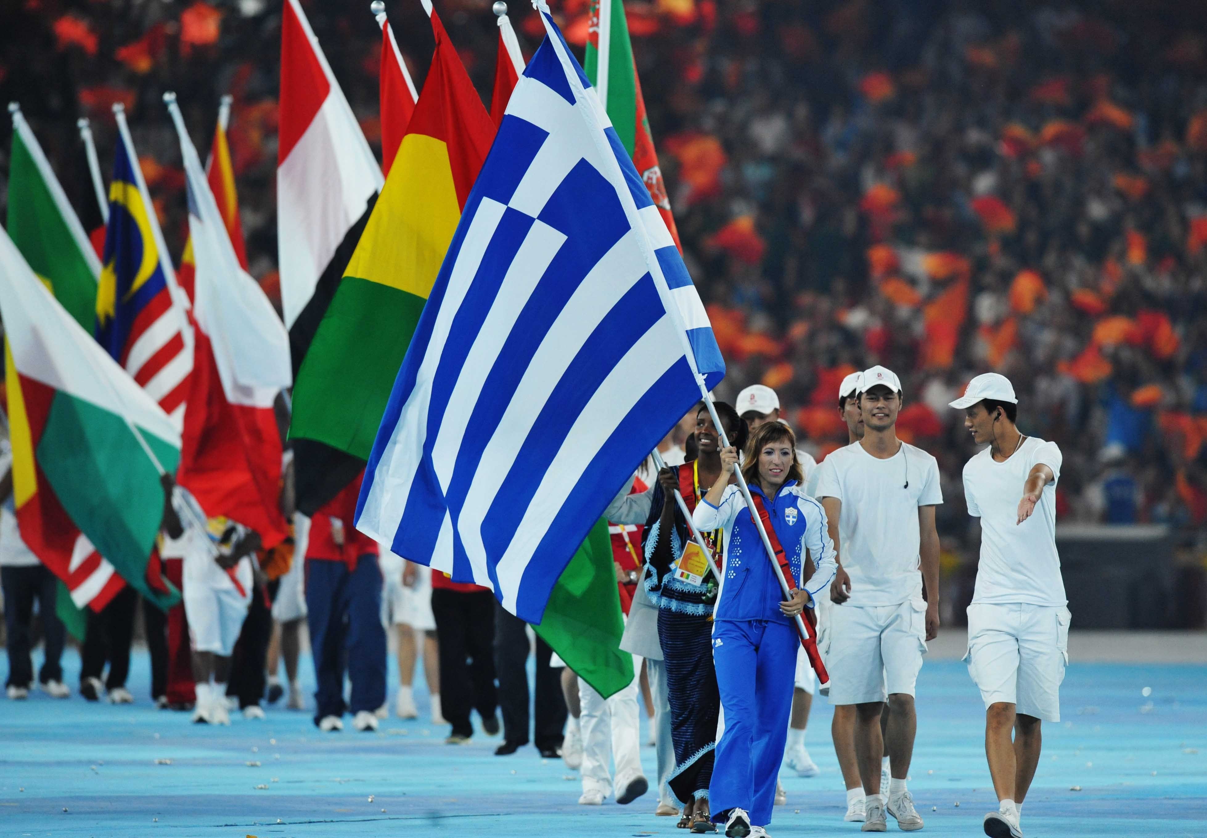 Спортсмены защищают честь. Спортсмены разных стран. Парад Олимпийских игр. Спортсмен с флагом. Участники Олимпийских игр.