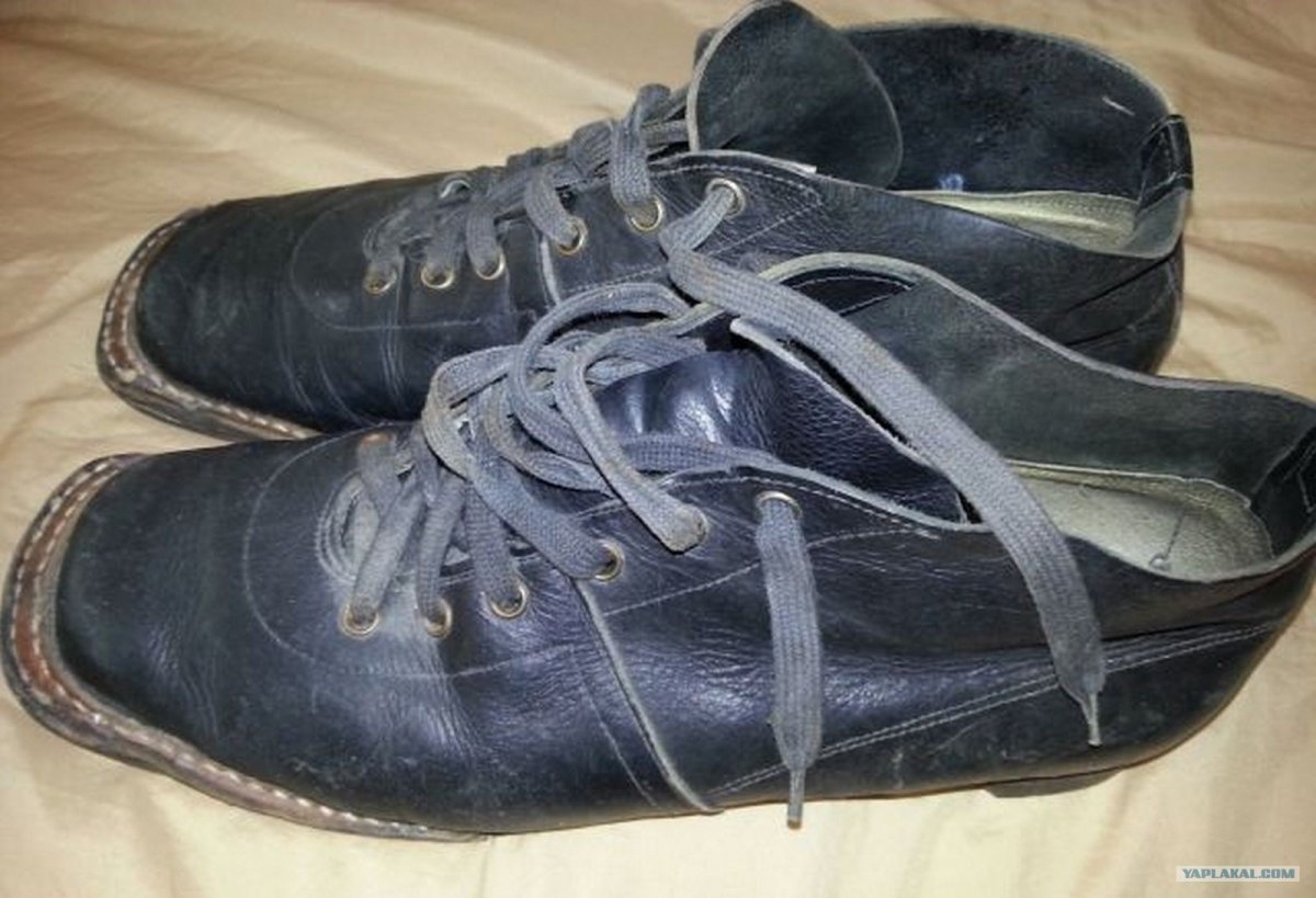 Старые лыжные ботинки СССР