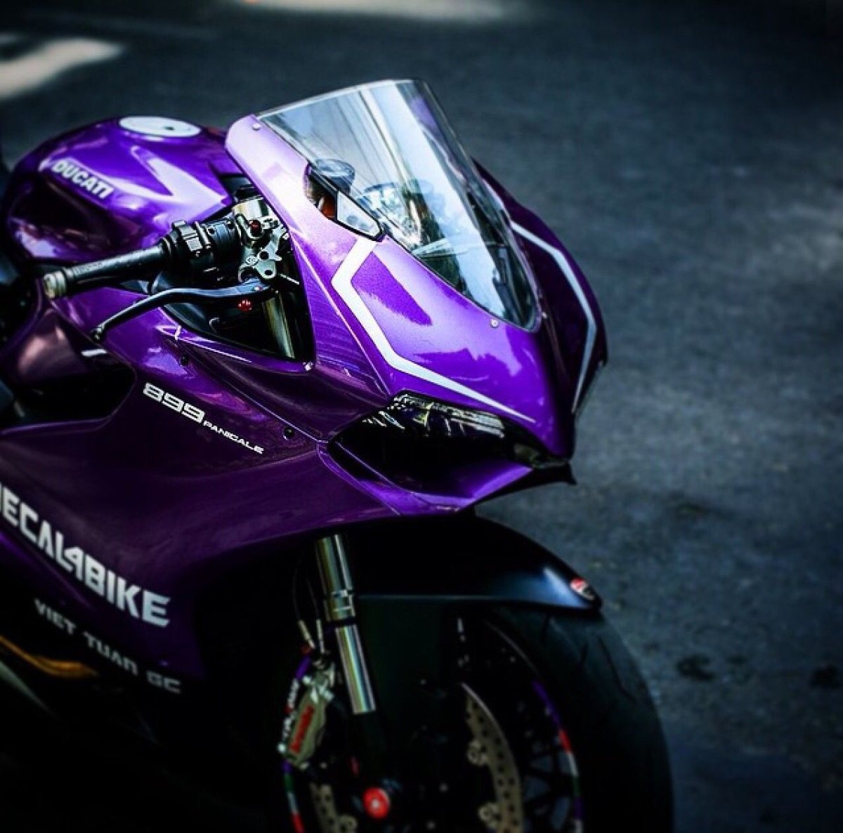 Фиолетовый спортивный мотоцикл
