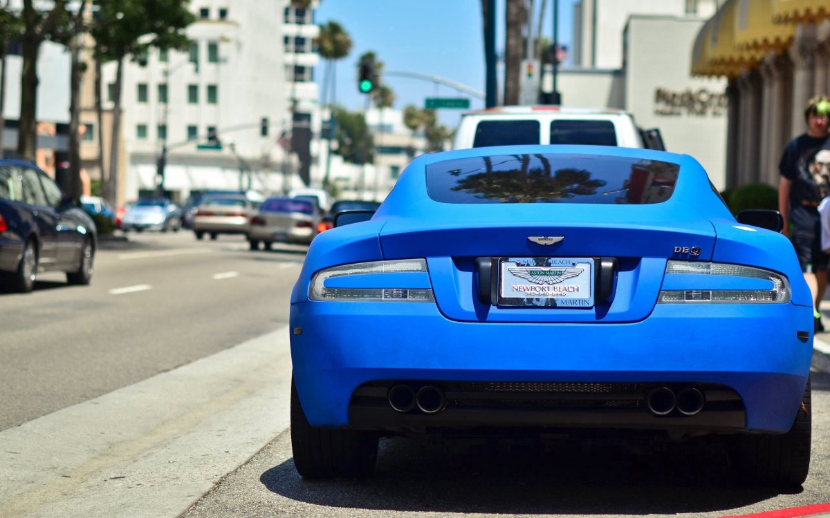 Синий спортивный автомобиль
