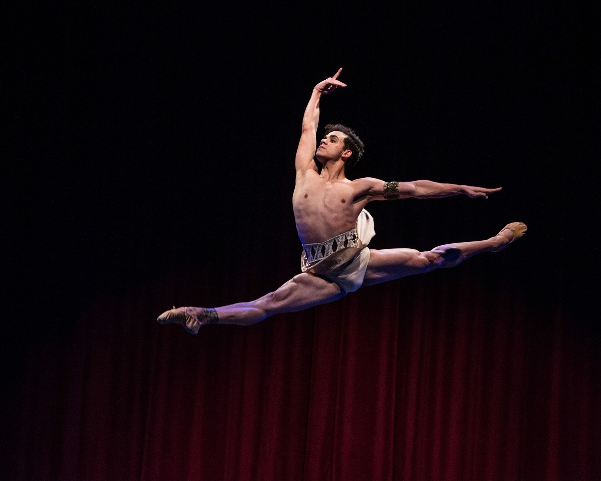 Легкий прыжок в балетном