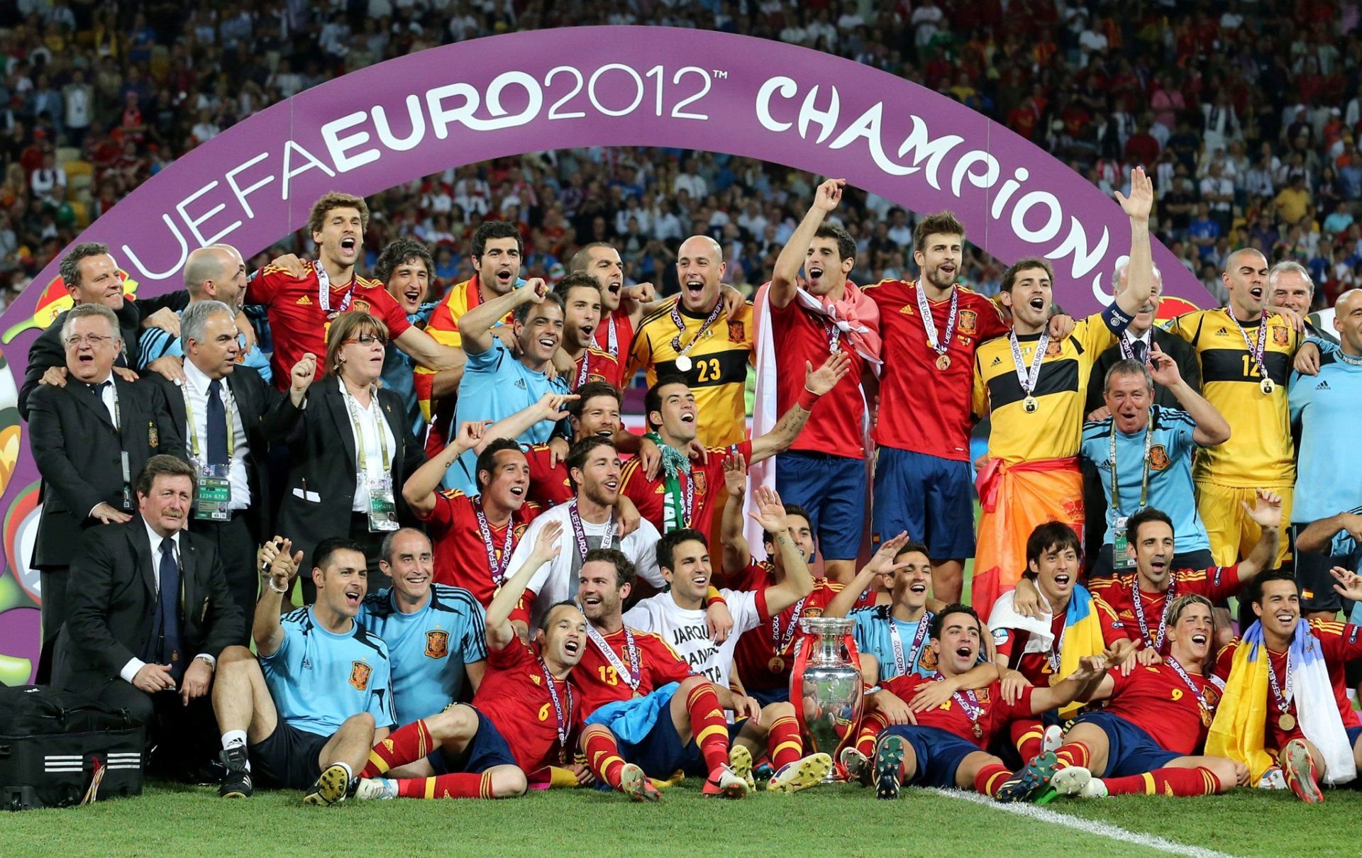 Сборная Испании чемпион Европы 2008. Евро 2012 чемпионы. Сборная Испании чемпионы. Сборная испании по футболу чемпионы